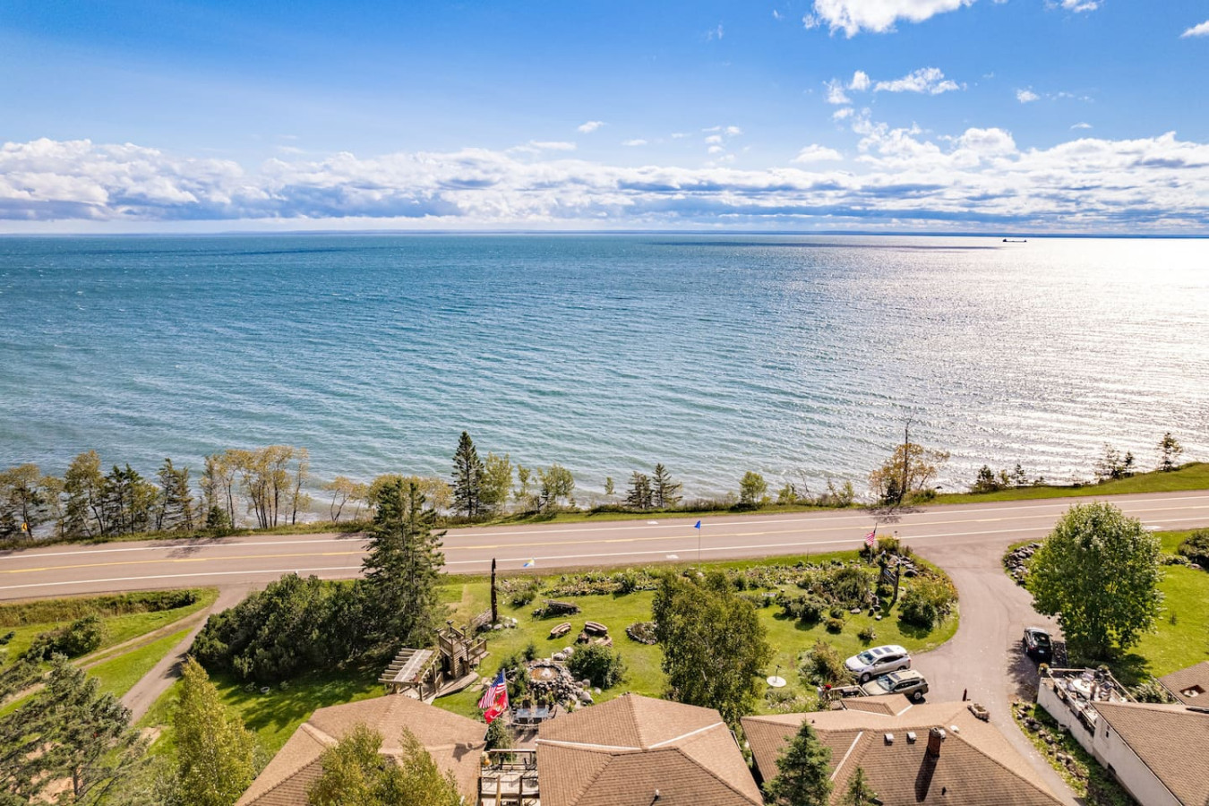 Cozy, dog-friendly lakeside lodging on Lake Superior along Minnesota's North Shore.